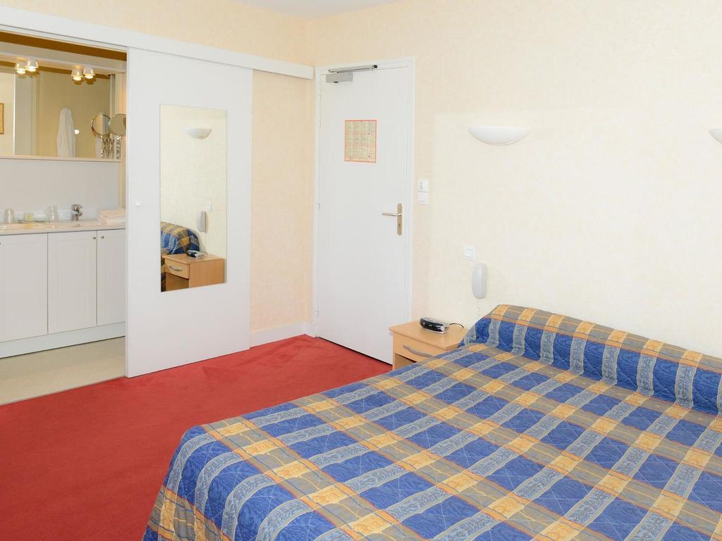 Logis Hotel Du Commerce Pont-d'Ouilly Buitenkant foto